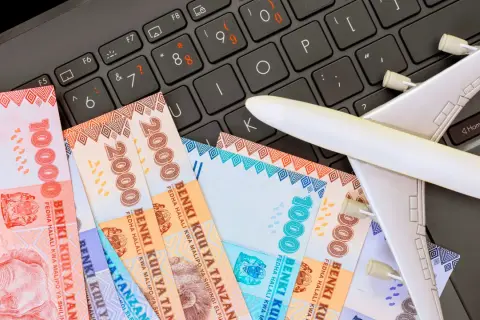 Zanzibar waluta na samolot na klawiaturze. Planujesz podróż i sprawdzasz ceny?