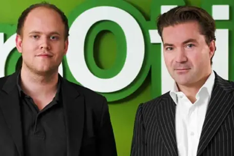 Daniel Ek och Martin Lorentzon, männen som startade Spotify, poserar framför en grön logotyp.