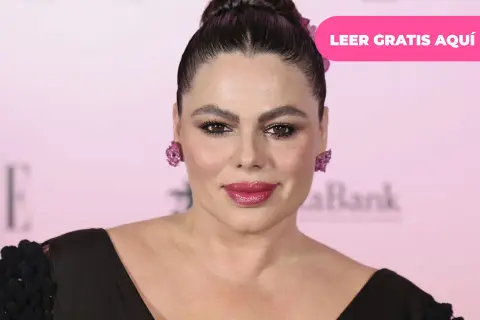 Marisa Jara, antes delgada, luce un maquillaje glamuroso y pendientes llamativos en un evento.