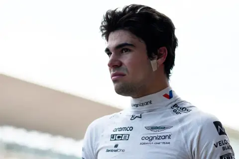 Lance Stroll, piloto de Aston Martin, con una tirita en la oreja, mira al horizonte con determinación.