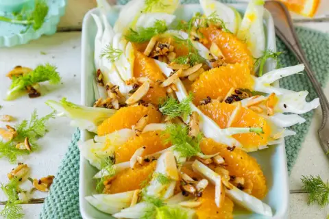 Erfrischender orangen fenchel salat mit gerösteten Mandeln und Dill. Ein leichter Genuss für warme Tage.