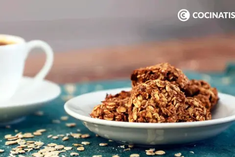 Galletas de avena y canela, perfectas para tu receta galletas sin azucar. Acompañadas de una taza de café.