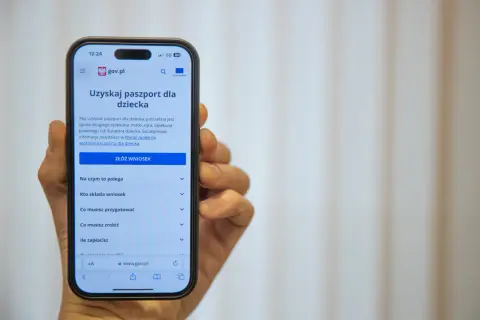 Na ekranie telefonu widoczny jest proces składania wniosku o paszport dla dziecka na stronie gov.pl.