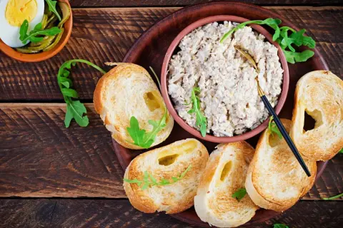 Pyszna pasta z makreli podana z grzankami, jajkiem i ogórkiem kiszonym. Idealna na śniadanie lub przekąskę.