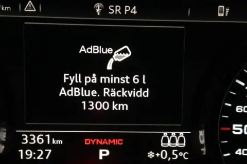 AdBlue varningslampa: Fyll på minst 6 liter AdBlue. Räckvidd 1300 km.
