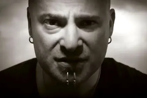 Tajemnica "The Sound of Silence": Kto śpiewa? Oryginał i Disturbed