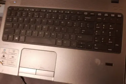 Klawiatura laptopa HP ProBook. Widoczny touchpad, klawisze numeryczne i literowe. Aby włączyć kursor w laptopie, użyj touchpada.