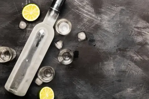 Butelka wódki, kieliszki, lód i limonka. Idealne składniki, by dowiedzieć się, jak rozcieńczyć spirytus.