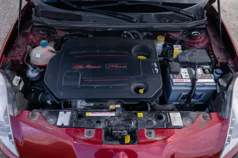 Silnik JTDm w czerwonym Alfa Romeo Giulietta. Wiele osób szuka alfa romeo giulietta opinie, ten silnik to serce auta.