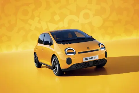 Nowy, żółty Renault Twingo z okrągłymi światłami i zabawnym tłem.