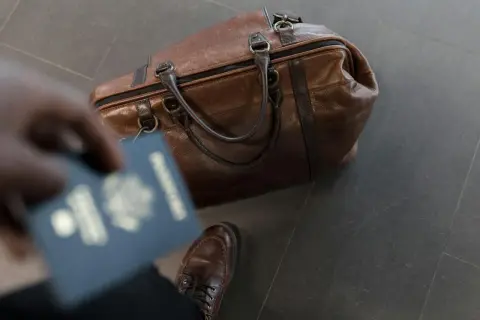 Gotowy na delegację zagraniczną. Skórzana torba i paszport czekają.