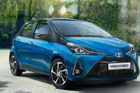 RAV4 hybryda czy benzyna? Analiza, która oszczędzi Twoje pieniądze