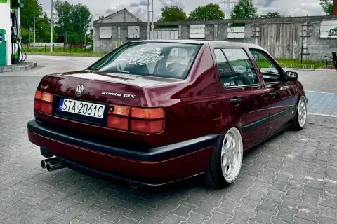 Ciemnoczerwony Volkswagen Vento GLX z felgami BBS stoi na parkingu.