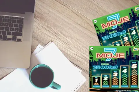 Dwie zdrapki lotto "Moje 7" z napisem "Wygraj 75000zł" leżą obok laptopa i kubka kawy.