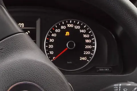 Panel de control de un esp coche con luz de advertencia de control de tracción encendida.