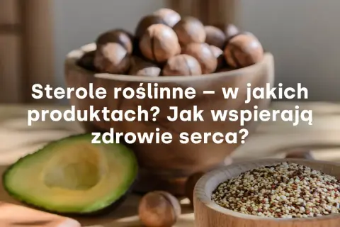 Awokado, orzechy i nasiona w drewnianych miseczkach.