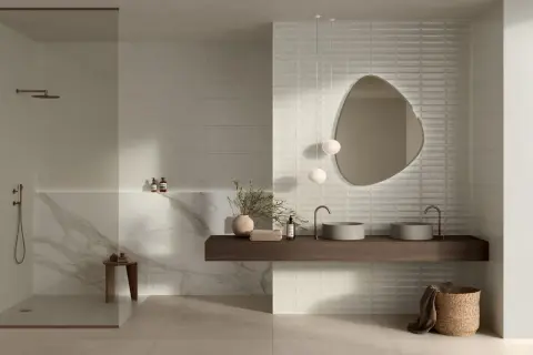 Bagno moderno con doccia, doppio lavabo e specchio asimmetrico. Ottimi esempi di disposizione piastrelle bagno con finiture in marmo e texture 3D.