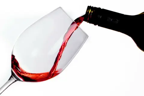 Czerwone wino nalewane do kieliszka. Czy wino czerwone jest zdrowe? To pytanie nurtuje wielu miłośników tego trunku.