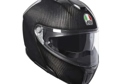 Czarny, karbonowy kask AGV, najdroższy kask jeździecki, z przezroczystą szybką i włoską flagą.