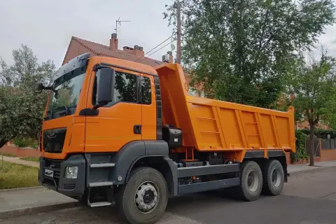 Pomarańczowa wywrotka, idealna do pracy, gdy spełniasz prawo jazdy kat C wymagania.
