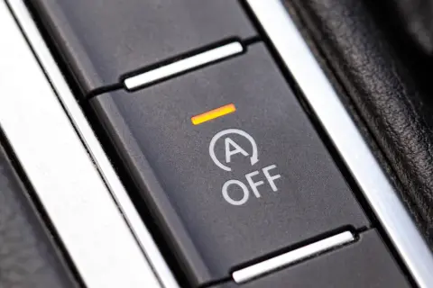 Przycisk "A OFF" z pomarańczową kontrolką. To system start-stop, który wyłącza silnik na postoju.