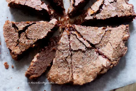 Fetta di torta al cioccolato, cosparsa di zucchero a velo, perfetta per Pasqua. Un dolce che ricorda le uova di Pasqua per la sua golosità.