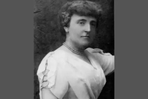 Frances Hodgson Burnett, która napisała Tajemniczy ogród, na portrecie w eleganckiej sukni i naszyjniku z pereł.