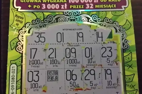 Zdrapka z wygranymi liczbami. Czy wygrana w zdrapce 1000 złotych wymaga wizyty w oddziale totalizatora? Na zdrapce widnieją liczby i kwoty, m.in. 1000 zł.