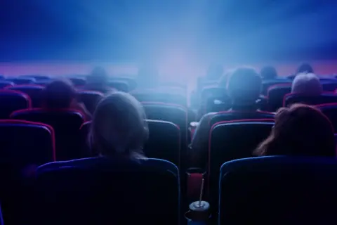 Muzyka w filmie i reklamie: jak wpływa na emocje i percepcję widza
