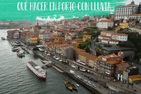 Vista aérea de Oporto con lluvia, con barcos en el río Duero y edificios coloridos.