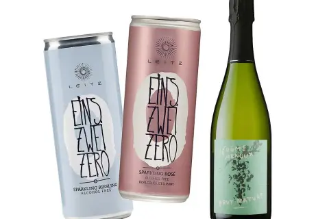 Två burkar alkoholfritt mousserande vin och en flaska vin. Perfekt vin till lax, oavsett om du väljer Riesling eller Rosé.