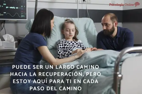 Padres dan mensajes de cariño a su hija enferma en el hospital. Ella tiene una cánula nasal.