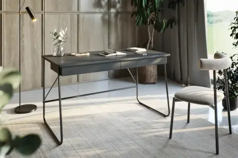 Nowoczesny blat zamiast biurka, inspirowany minimalizmem. Eleganckie metalowe nogi, szara powierzchnia, lampa i rośliny tworzą stylowe miejsce pracy.