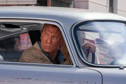 Daniel Craig som James Bond i en klassisk bil, redo för nya äventyr i filmer med James Bond.