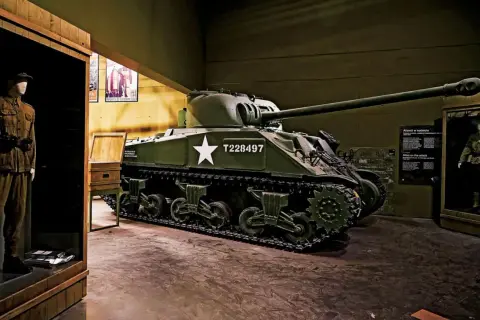 Czołg Sherman w Muzeum II Wojny Światowej w Gdańsku. Warto zobaczyć, jak wyglądał sprzęt aliantów.