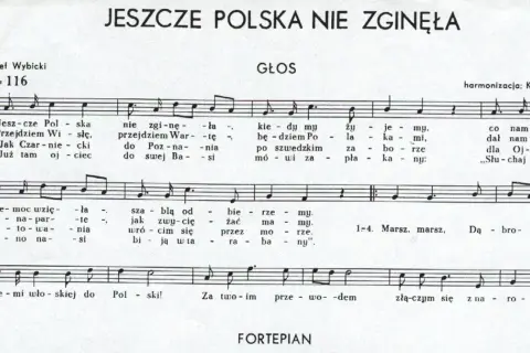Jeszcze Polska nie zginęła" - nuty i tekst pieśni patriotycznej. W tle fortepian.