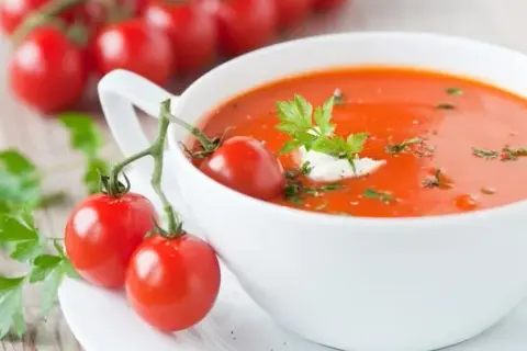 Ile kalorii ma zupa pomidorowa? Zaskakujące fakty i fit triki!