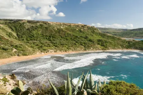 Malta, najcieplejsze miejsce w Europie. Złota plaża, turkusowe morze i zielone wzgórza tworzą idylliczny krajobraz.
