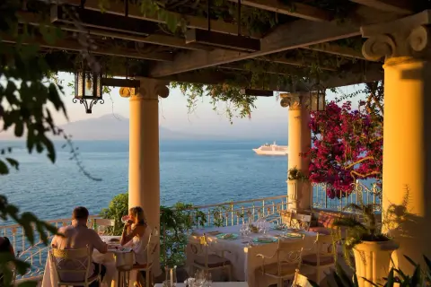 Coppia cena romantica in uno dei migliori ristoranti di Sorrento, con vista sul mare e Vesuvio.