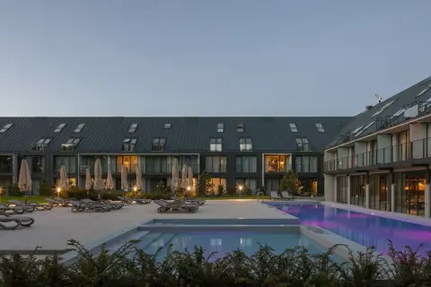Nowoczesny hotel z basenem i leżakami. Wiele pozytywnych saltic resort & spa grzybowo opinie potwierdza jego wysoki standard.