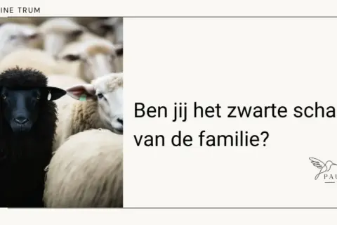 Een zwart schaap tussen witte schapen. De tekst vraagt: "Ben jij het zwarte schaap van de familie?" Dit symboliseert het zwarte schaap betekenis van anders zijn.