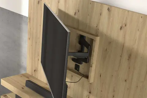 Detalle de la trasera mueble de madera con un soporte de TV articulado y un televisor negro.