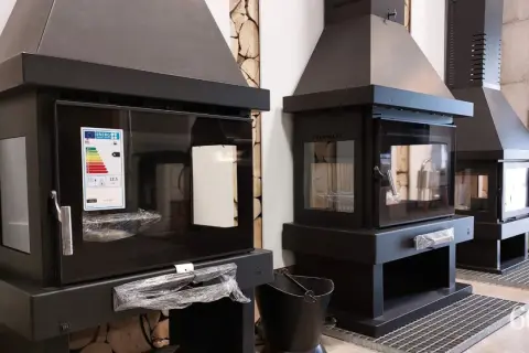 Chimeneas modernas con puertas de cristal y etiquetas de eficiencia energética. Las medidas de una chimenea para que no haga humo son clave para su correcto funcionamiento.