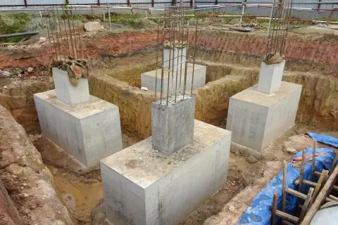 Scavi per il consolidamento terreno di fondazione con pilastri in cemento armato pronti per la costruzione.