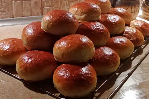 Jak zrobić bułki do hamburgerów – prosta receptura, która zachwyci