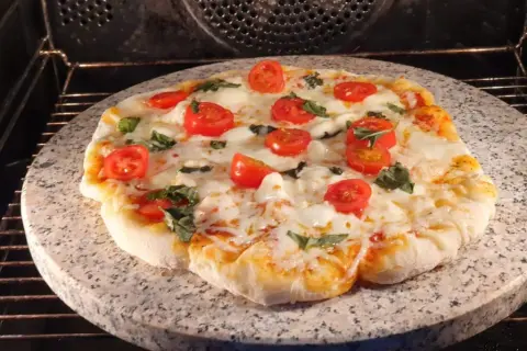 Jak piec pizzę na kamieniu, aby uniknąć najczęstszych błędów