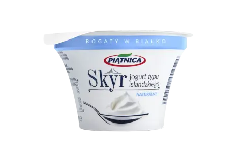 Pojemnik jogurtu typu islandzkiego, czyli skyr, marki Piątnica. Jest bogaty w białko i naturalny.