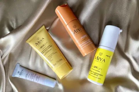 Zestaw kosmetyków Miya: maseczka, rozświetlający lotion i krem z filtrem SPF 50.