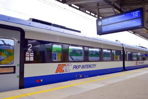 PKP Intercity na dworcu, pociąg do Łodzi Fabrycznej. To jak faktura za bilet internetowy, tylko że na żywo.