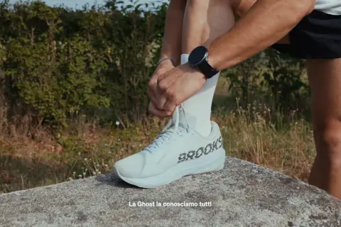 Atleta allaccia le scarpe da running Brooks Ghost, pronte per una nuova avventura. Scopri come lavare le scarpe da running per mantenerle al meglio.